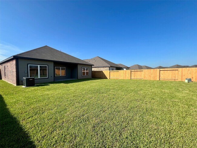 Building Photo - 425 Lgt Smt Dr