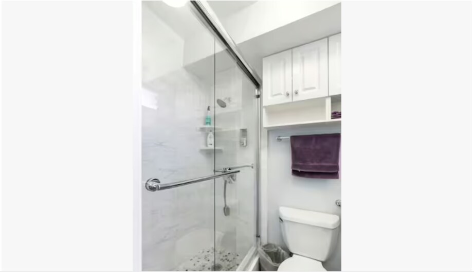 Large Masterbathroom - 2575 Kuhio Ave