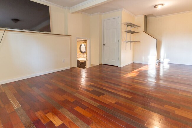 Building Photo - Spacious 4 bedroom single family home at t...