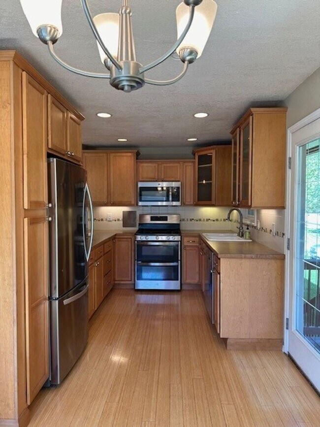 Building Photo - The Perfect Family Home! Large Yard, Deck ...