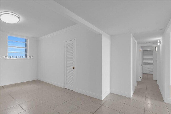 Building Photo - 90 Edgewater Dr