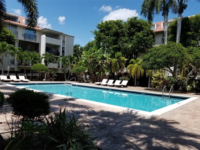 Building Photo - 6886 N Kendall Dr