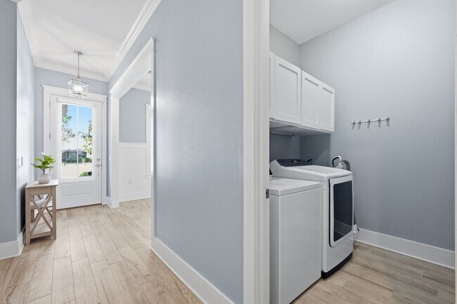 Building Photo - Stunning 4 Bedroom Home with Solar Energy & Private Pool!