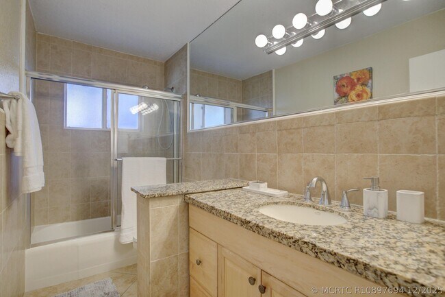 Building Photo - 808 SE 13th Ct