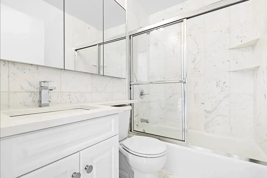 Building Photo - 310 W 94th St