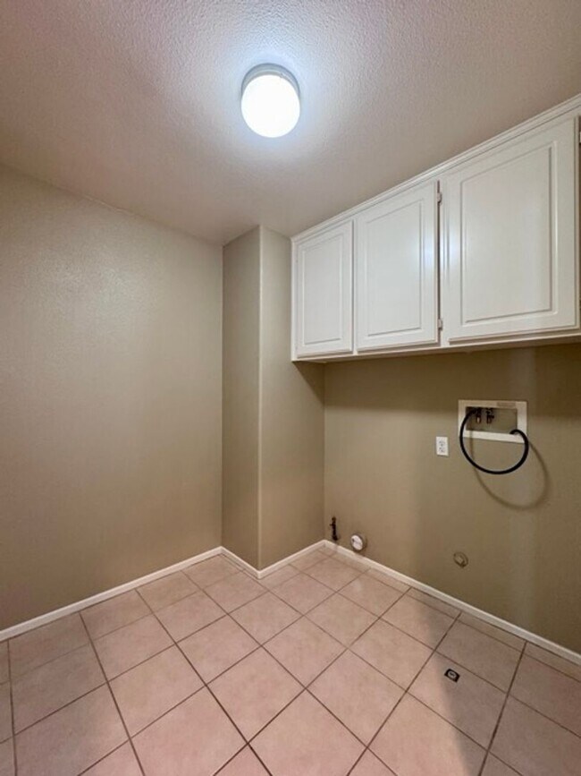 Building Photo - Beautiful Two Story 5 bedroom Home in the ...