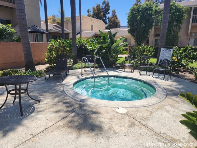 Building Photo - Fullerton 3 Bedroom Townhouse