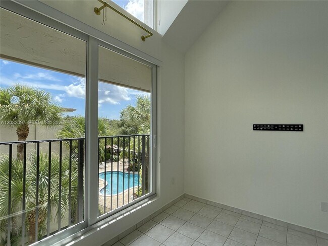 Building Photo - 6904 N Kendall Dr