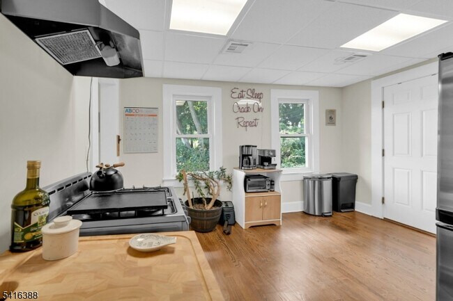 Building Photo - 38 Morris St