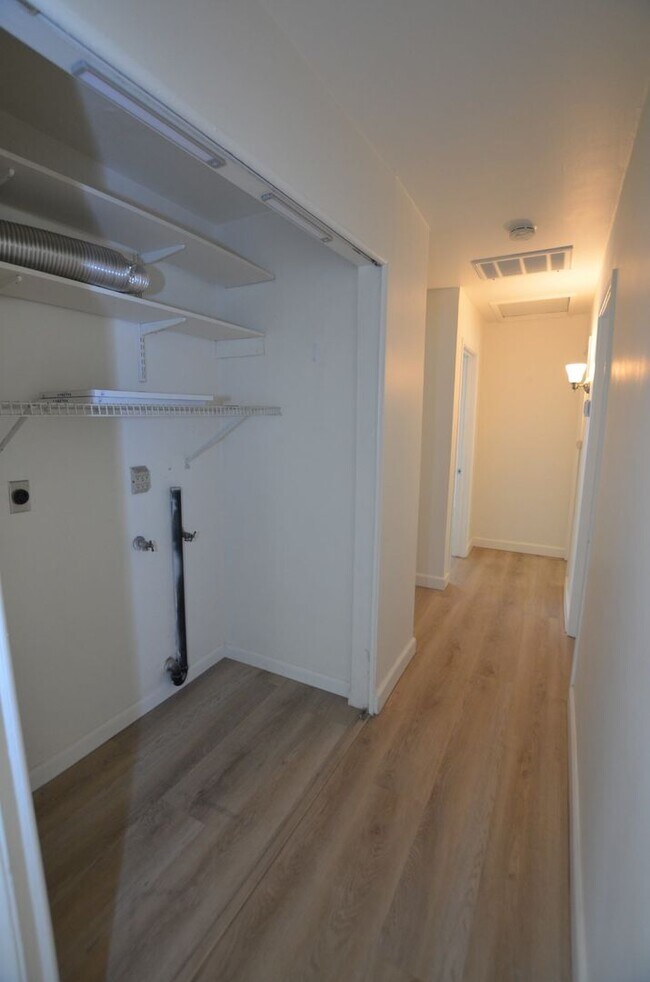 Building Photo - 2Bd/1Ba Single Family Home