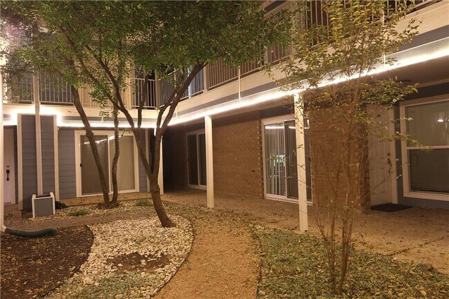 Building Photo - 400 W 35th St