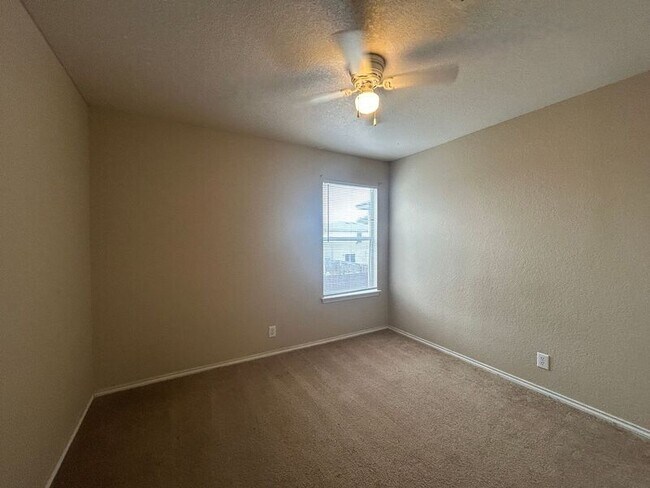 Building Photo - 1423 Range Finder