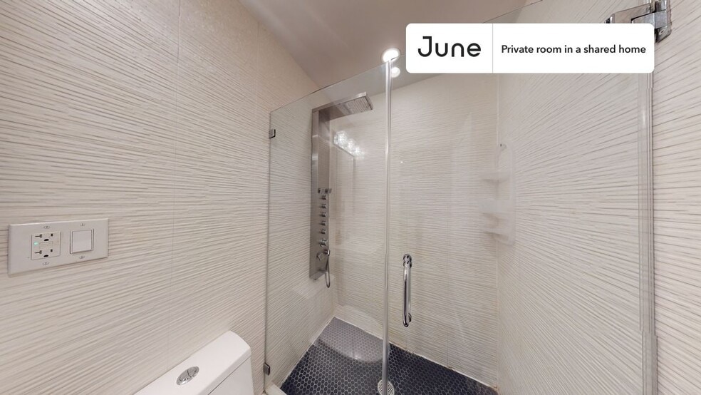Building Photo - Room in Shared 3 bed/2 bath home