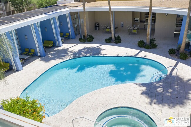 Building Photo - 870 E Palm Canyon Dr