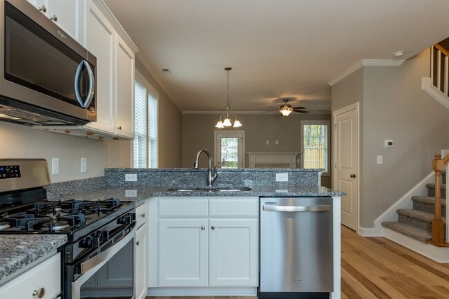 Building Photo - 3 bedroom/2.5 Bath End Unit Townhome in Ho...