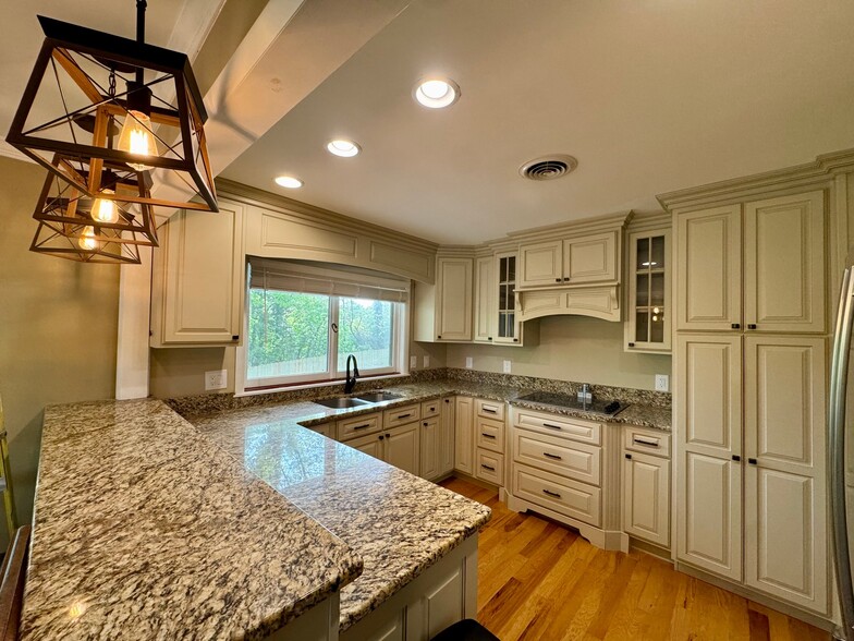 Building Photo - 732 Hillgate Rd