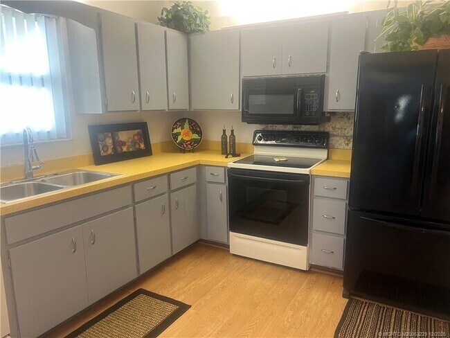 Building Photo - 1467 SE Andrews St