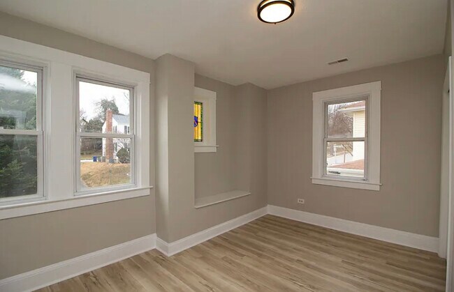 Building Photo - 403 Kingston Rd