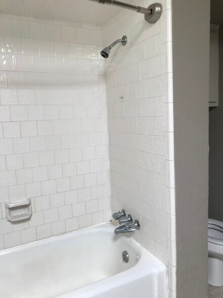 Bath 1 tub/shower - 731 Jenkins Ave