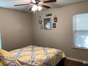 Building Photo - Move in Ready - 3 bedroom 2 bath 1 car garage