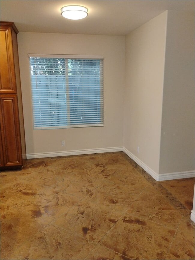 Building Photo - Like new 4 BR/3 Full Baths