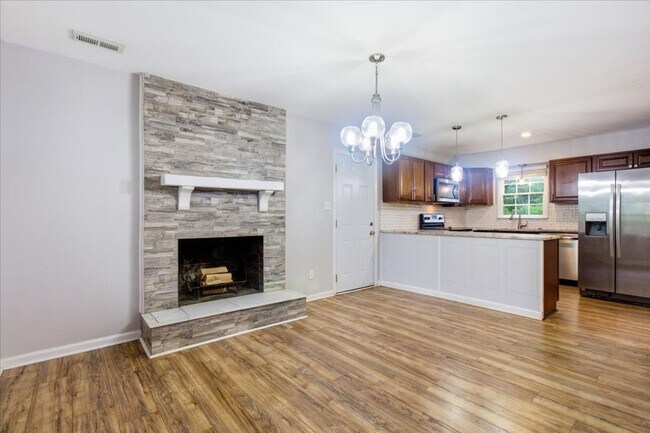 Building Photo - 208 Greenbriar Dr