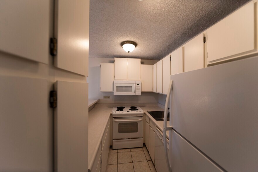 Building Photo - 2140 Kuhio Ave