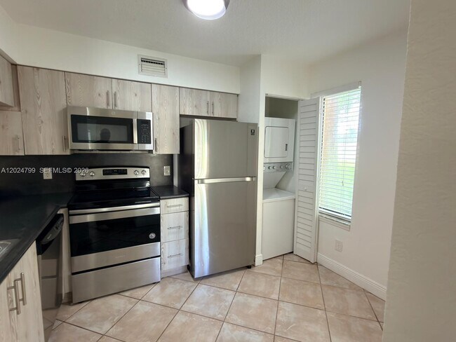 Building Photo - 1025 Coral Club Dr