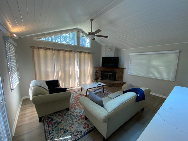 Building Photo - Room in House on Old Farm Rd