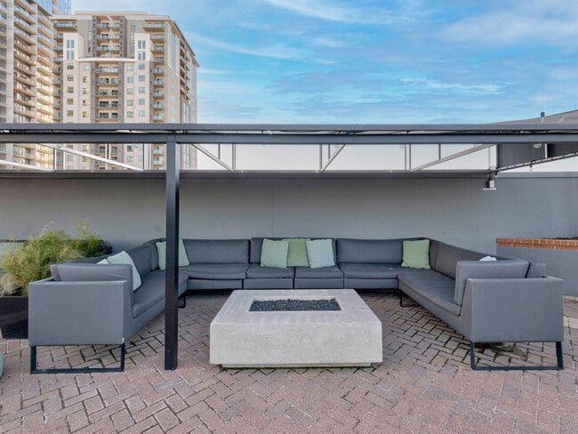 Building Photo - 54 Rainey St