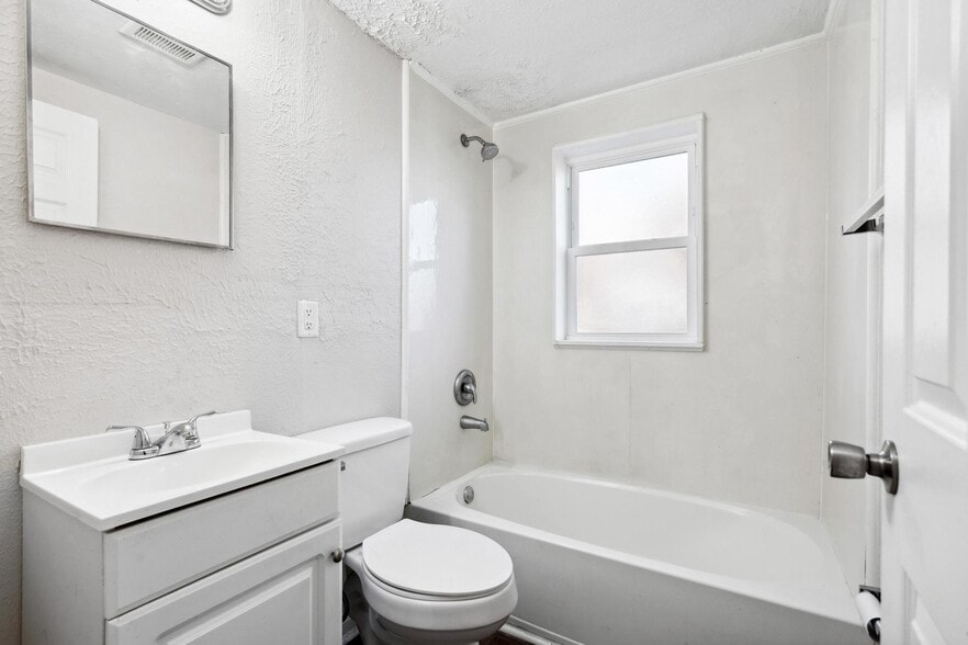 Building Photo - 2112 Catalpa Dr