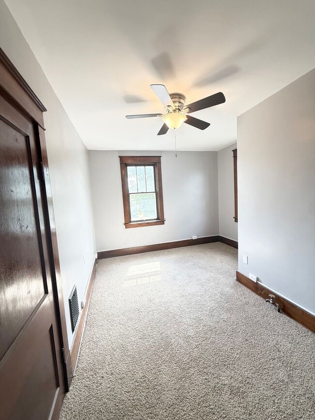 Building Photo - Updated 3 Bedroom 1 Bathroom in North Vers...