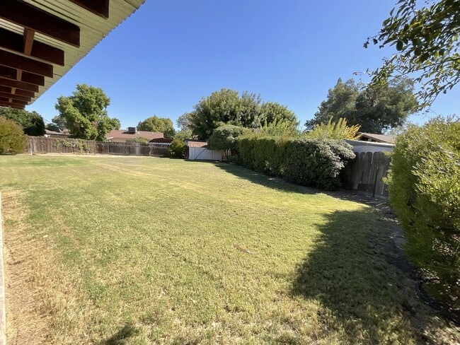 Building Photo - Charming Clovis 3/2 Home with New Solar Sy...