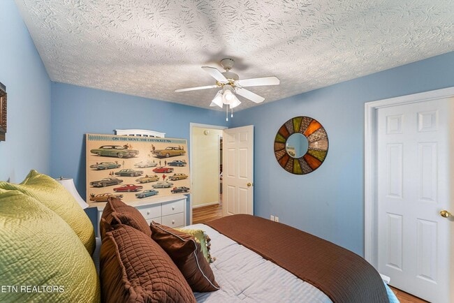 Building Photo - 519 Country Oaks Dr