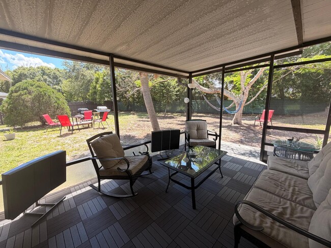 Building Photo - 1902 SW Aladdin St