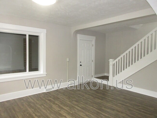 Building Photo - 302 W Virginia Ave