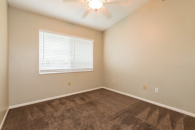 Building Photo - 110 Field Ln