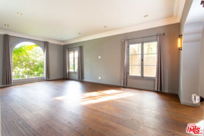 Building Photo - 153 N Arnaz Dr
