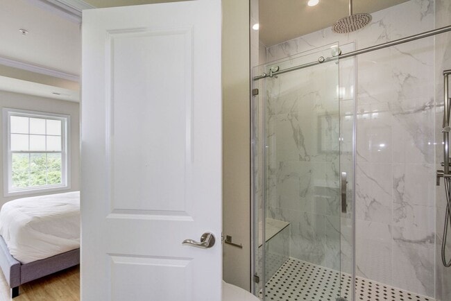 Building Photo - Gorgeous and Spacious Renovated 4br/3.5ba ...