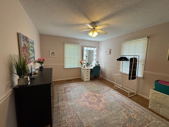 Building Photo - Executive Rental 4 bed 3 bath home in the heart of Country Club