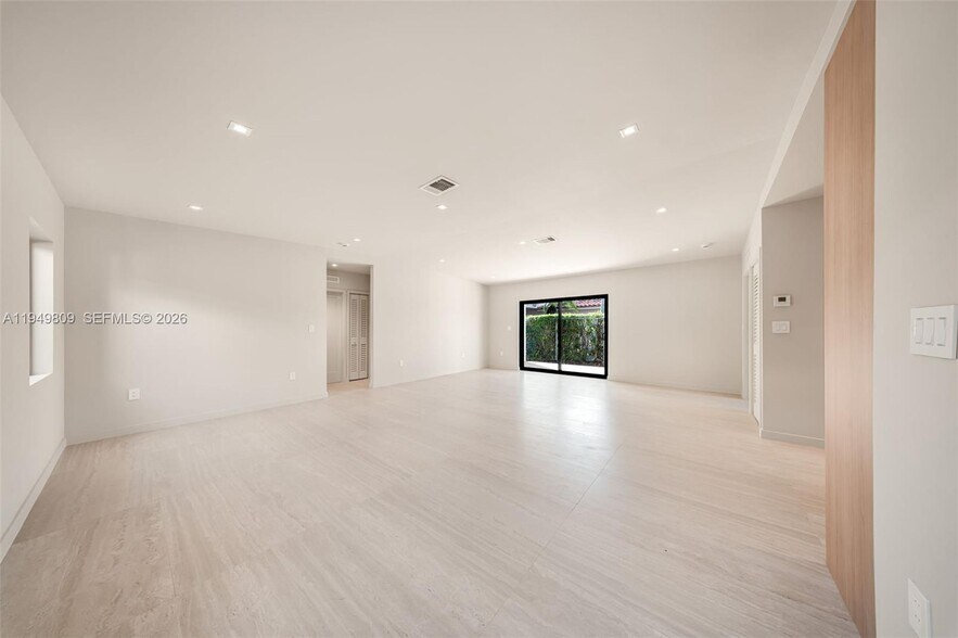 Building Photo - 2625 SW 32nd Ct