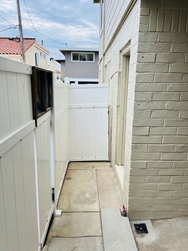 Building Photo - 1 Bedroom Beach Cottage in Coveted Corona Del Mar!