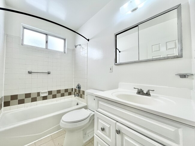 Building Photo - 333 Rexford Dr