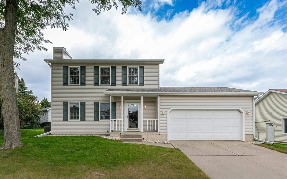 Primary Photo - 878 Sky Ridge Dr