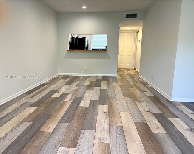 Building Photo - 6832 Palmetto Cir S