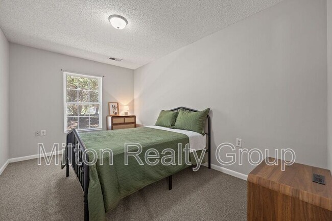 Building Photo - 74 Fantasy Ln