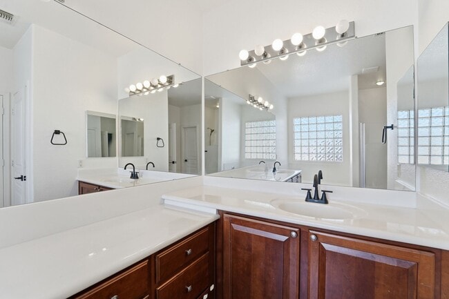 Building Photo - Beautiful 3-bedroom, 2-bathroom residence in the lively city of Mesa, Arizona!