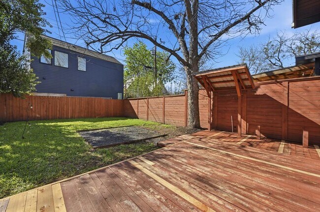 Building Photo - 3203 Locke Ln