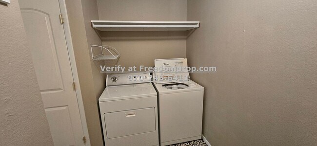 Building Photo - Updated 2 bedroom 2 bath Townhouse in central Grand Junction