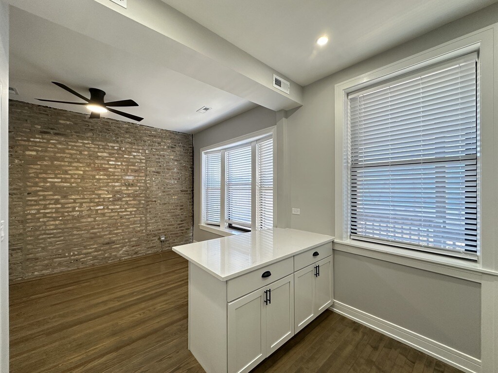 Building Photo - 3840 N Wilton Ave